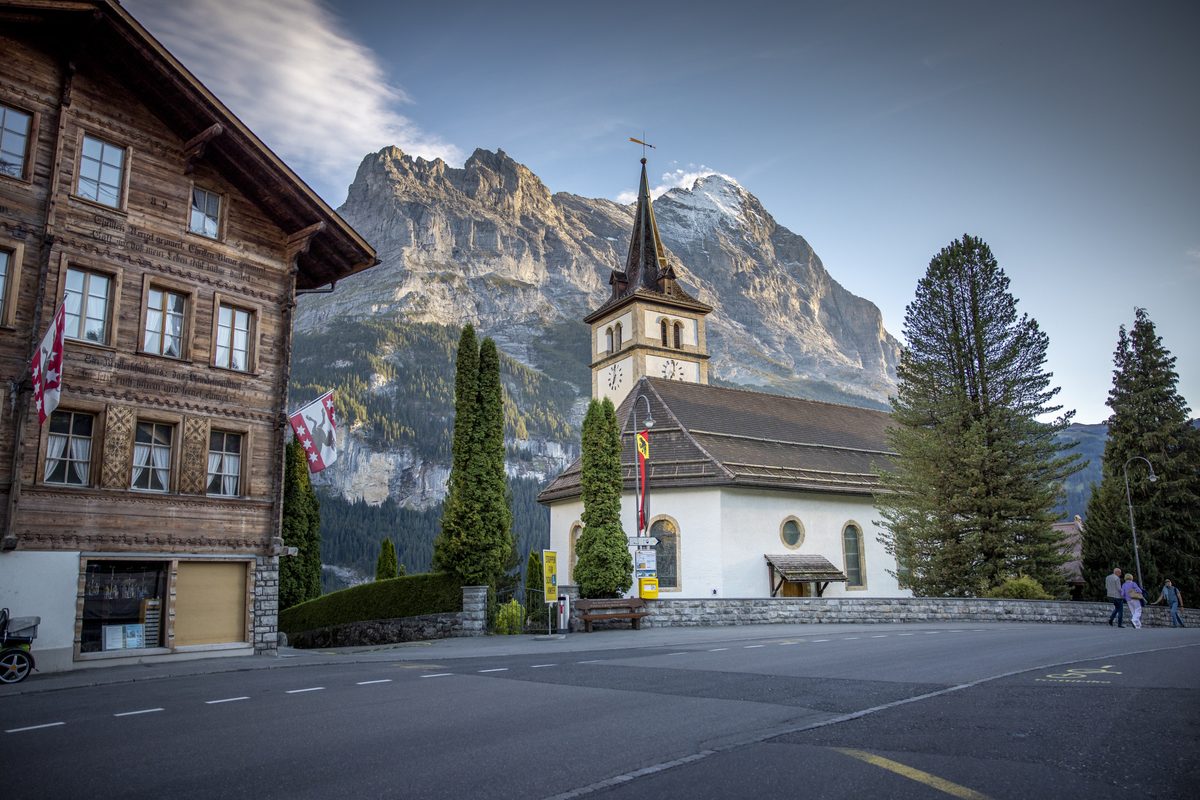 Dorfstrasse mit Kirche